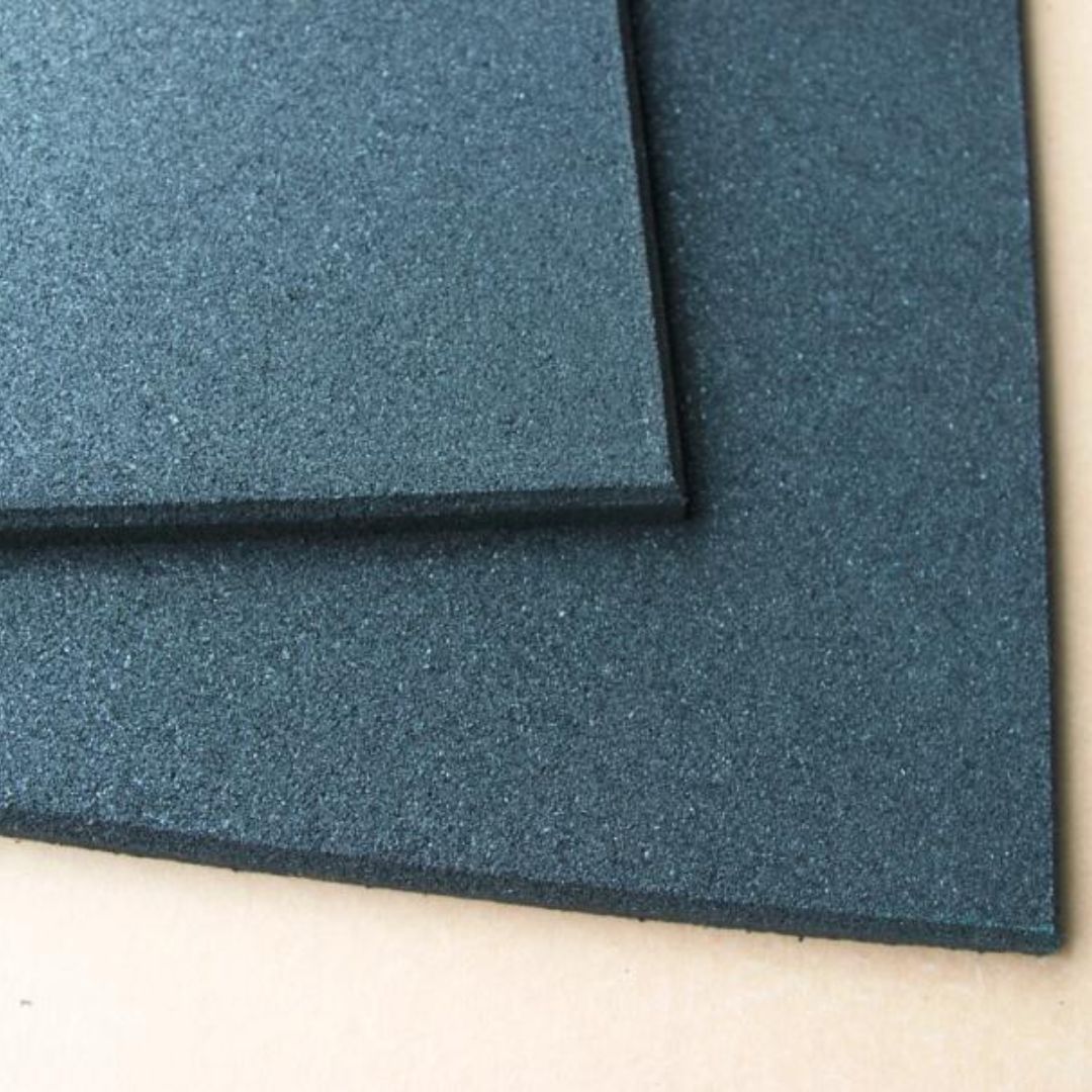 Črna gumirana plošča debeline 15mm, ki ščiti tla v telovadnici.