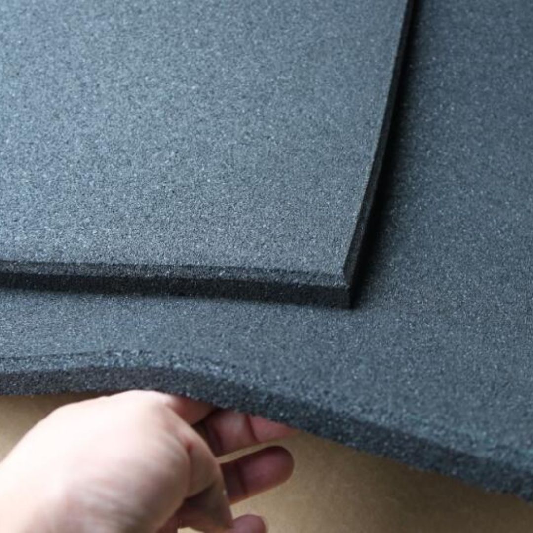 Črna gumirana plošča debeline 15mm, ki ščiti tla v telovadnici.