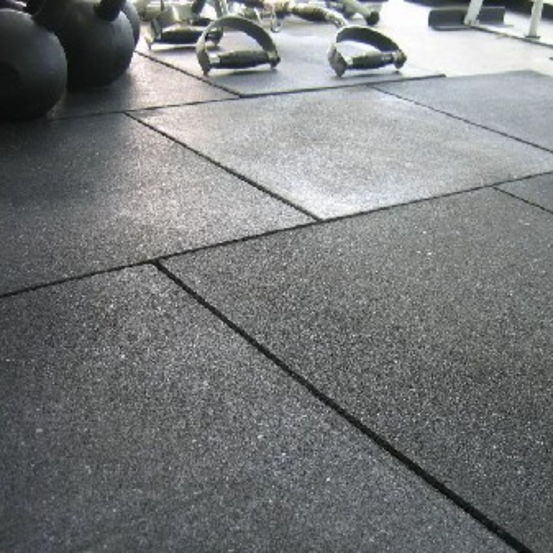 Črna gumirana plošča debeline 15mm, ki ščiti tla v telovadnici.