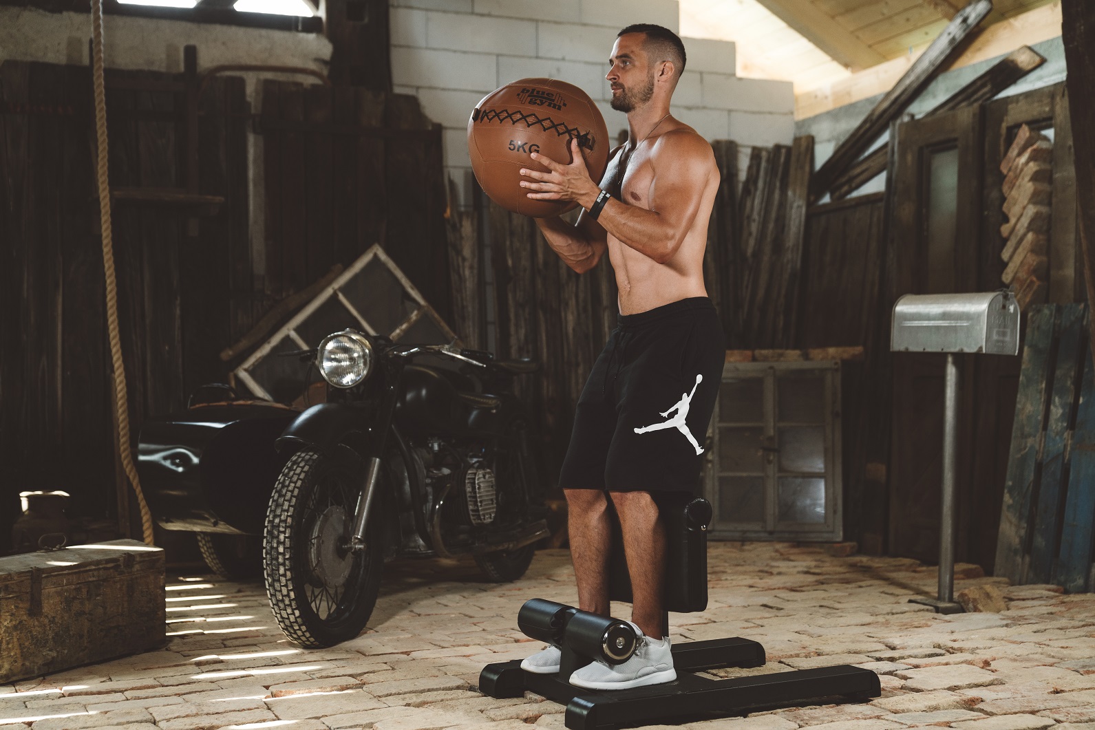 SISSY SQUAT – naprava za počepe - slika 12