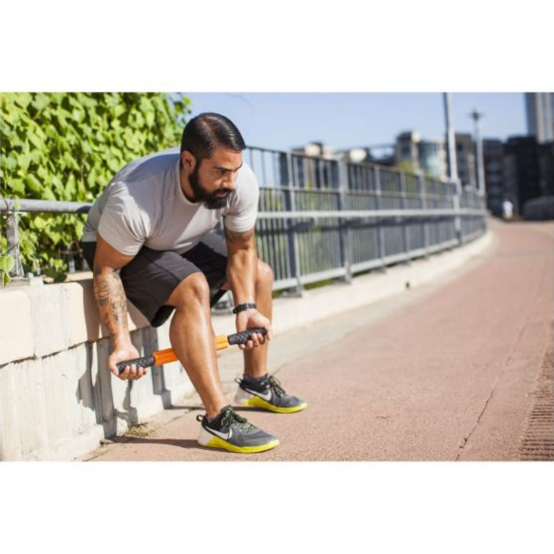 TriggerPoint GRID STK masažna palica v uporabi; TriggerPoint GRID STK masažna palica - detajl 3D površine; TriggerPoint GRID STK masažna palica - ergonomski ročaji