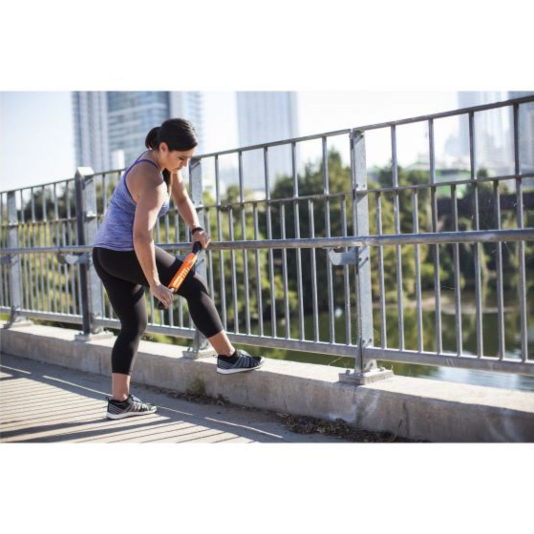 TriggerPoint GRID STK masažna palica v uporabi; TriggerPoint GRID STK masažna palica - detajl 3D površine; TriggerPoint GRID STK masažna palica - ergonomski ročaji