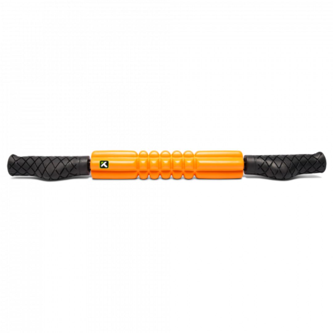 TriggerPoint GRID STK masažna palica v uporabi; TriggerPoint GRID STK masažna palica - detajl 3D površine; TriggerPoint GRID STK masažna palica - ergonomski ročaji