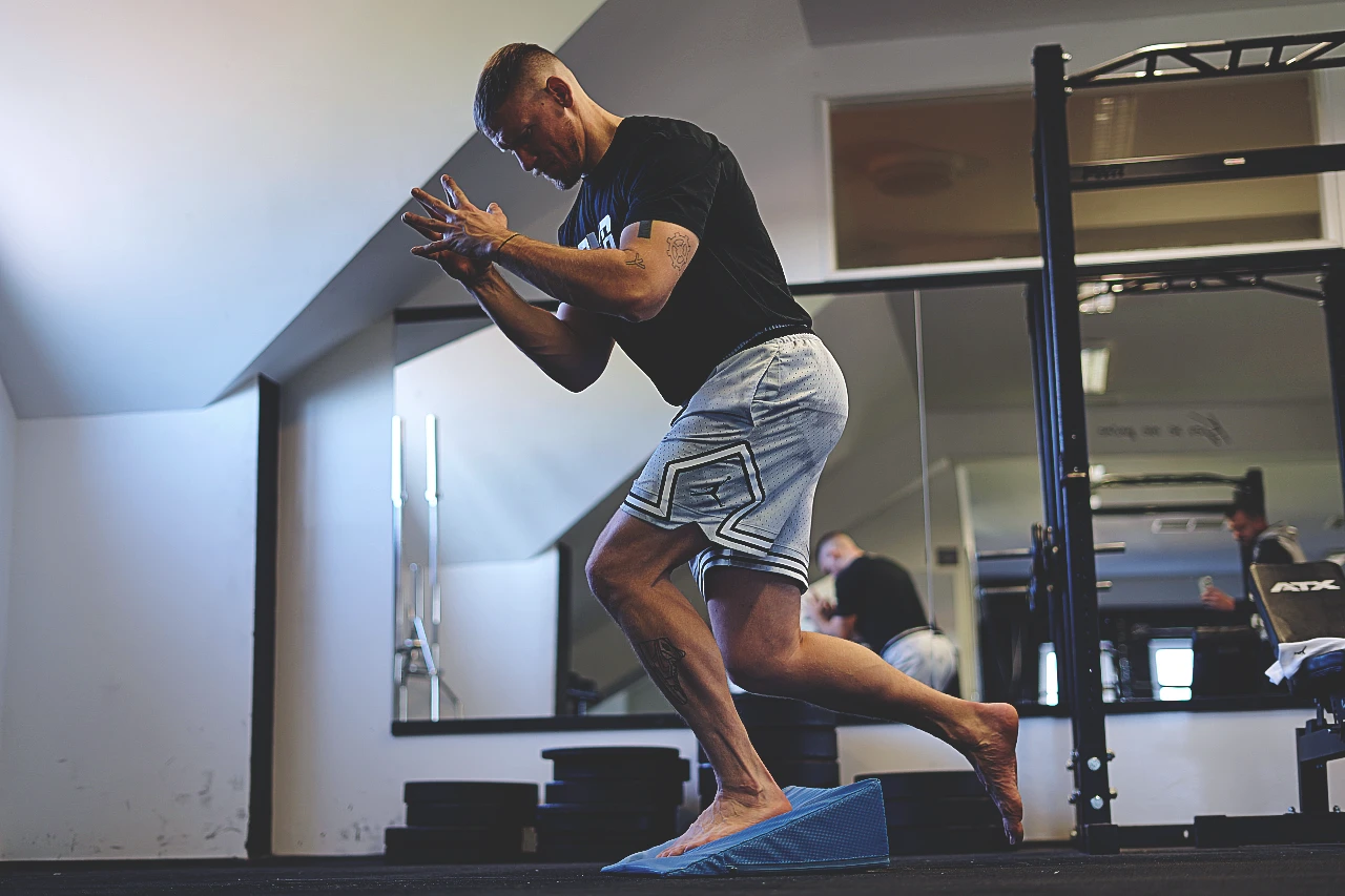 PWR Flexor Classic - nedrseča klančina za raztezanje mečnih mišic - višina 20 cm - kot klančine 26,5 stopinj