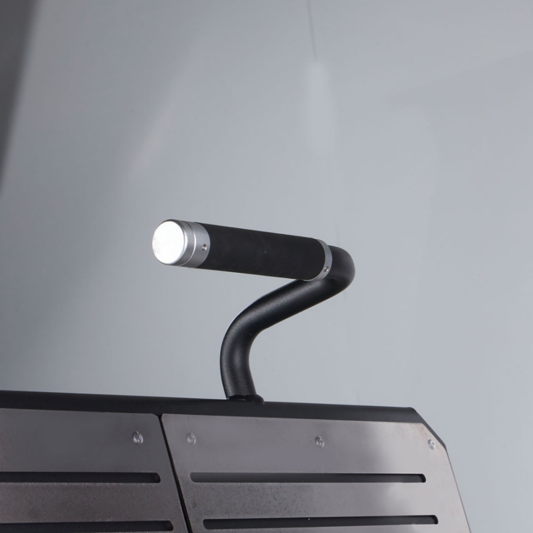 Sistem FIXED PLATFORM PUSH: Zagotavlja stabilnost in moč pri izvajanju vaj za noge. Visokokakovostno oblazinjenje: Nudi izjemno udobje in podporo med intenzivnimi vadbami. Nastavljiv naslon: 16 različnih nivojev nastavitve za prilagajanje različnim višinam in preferencam uporabnikov. 150 kg utežni blok s kletko: Omogoča napredovanje in prilagajanje intenzivnosti vaj, hkrati pa zagotavlja varnost. Robustna in trpežna konstrukcija: Zasnovana za dolgotrajno uporabo v komercialnih fitnes centrih.