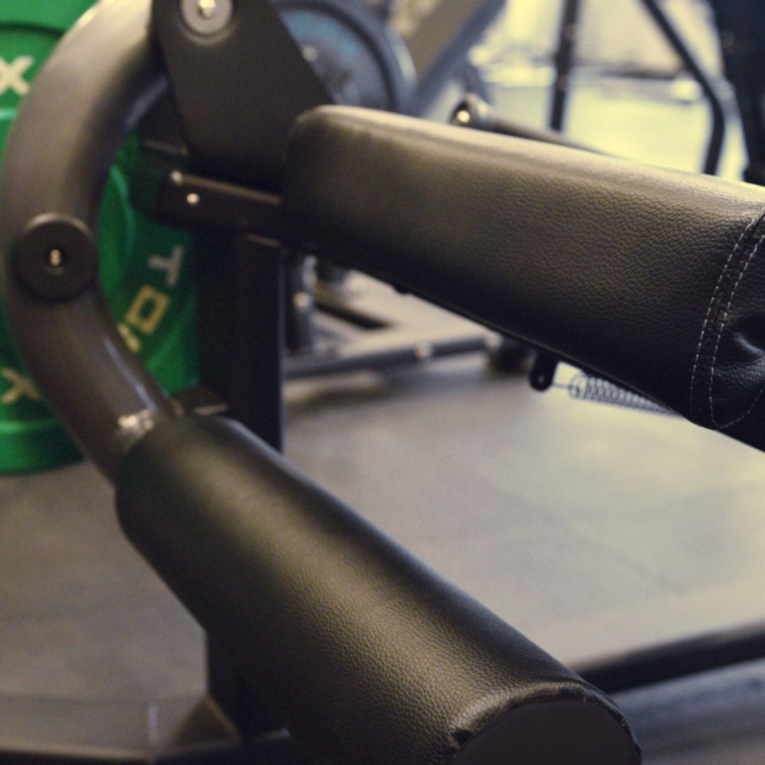 Toorx FWX-4800 Leg Extension – Plate Loaded - pol-profesionalna fitnes naprava za izteg nog