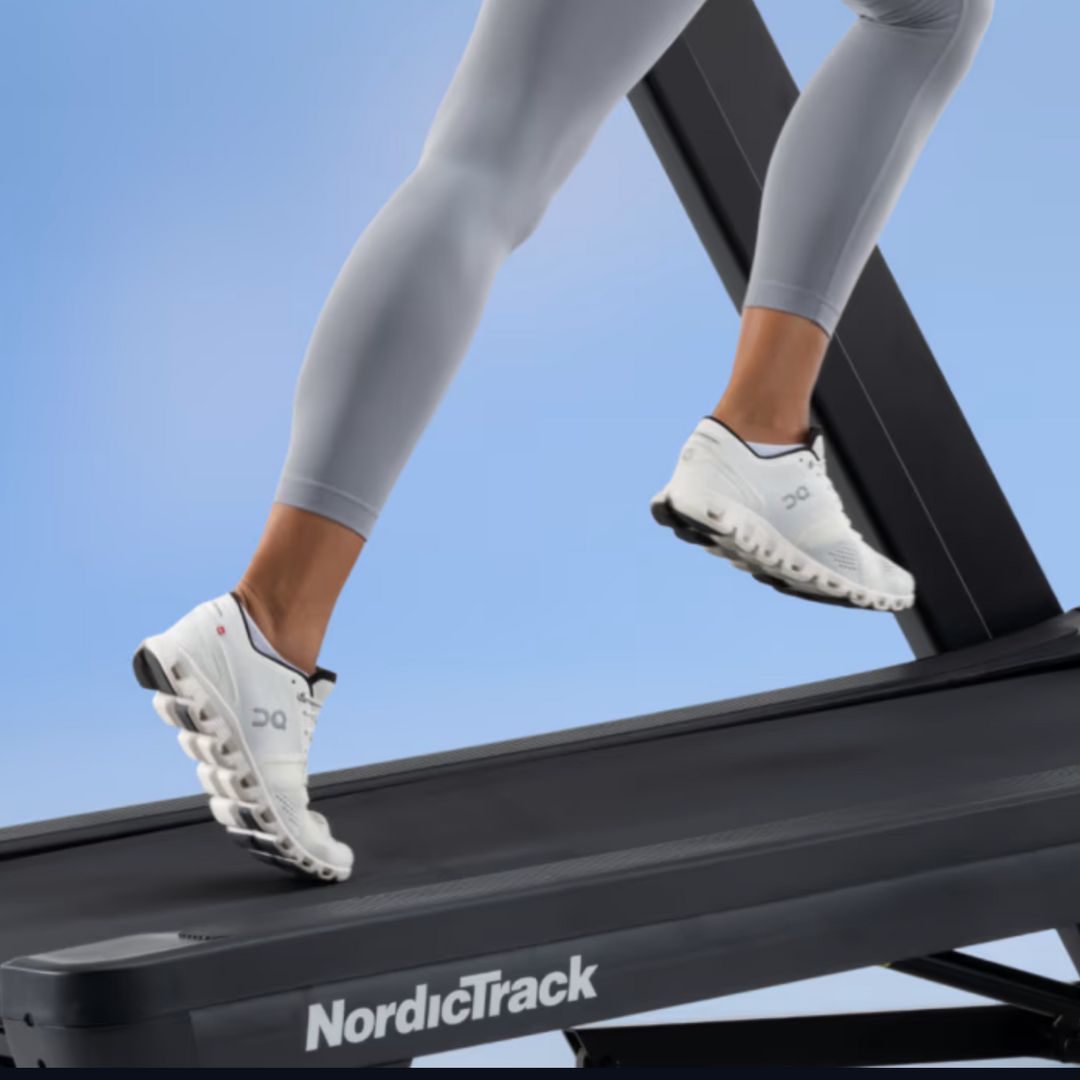 NordicTrack Commercial 2450 - tekalna steza - 4,25 CHP - 24″ HD zaslon na dotik