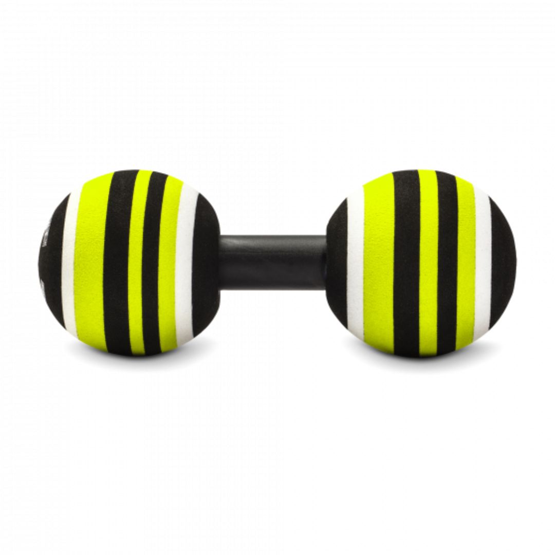 MB2 Roller masažni valjček v uporabi na hrbtu / MB2 Roller masažni valjček v roki