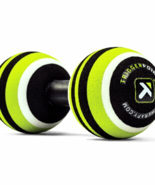 MB2 Roller masažni valjček v uporabi na hrbtu / MB2 Roller masažni valjček v roki