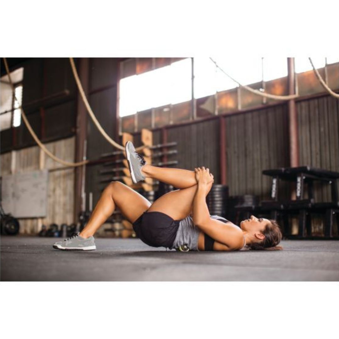 MB2 Roller masažni valjček v uporabi na hrbtu / MB2 Roller masažni valjček v roki