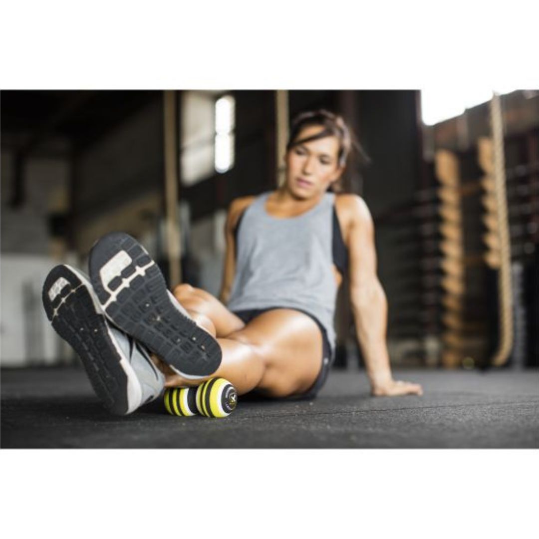 MB2 Roller masažni valjček v uporabi na hrbtu / MB2 Roller masažni valjček v roki