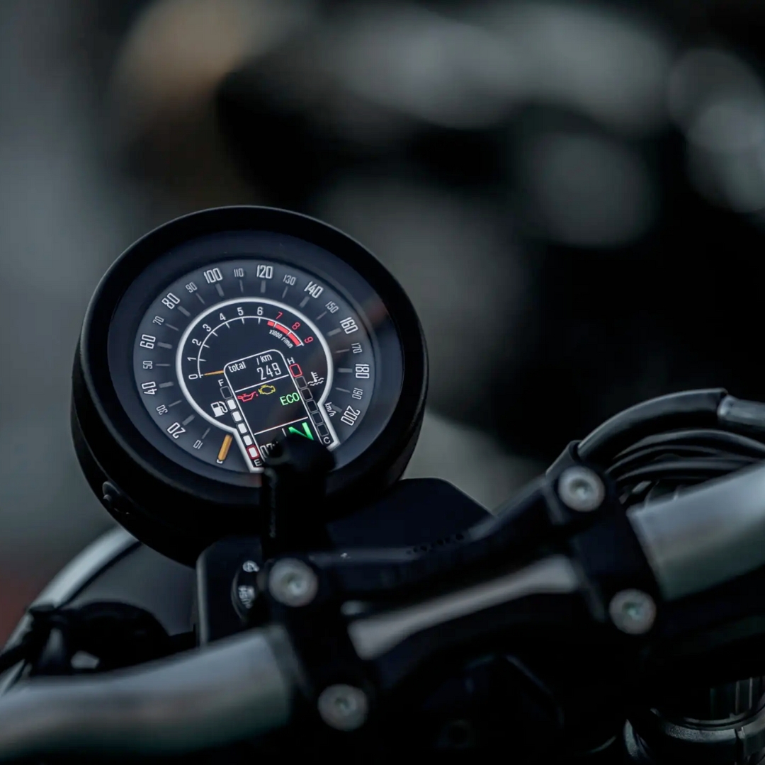 Brixton Cromwell 1200 z LED žarometom in klasično vilico