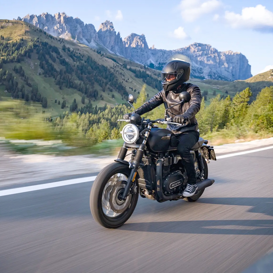 Brixton Cromwell 1200 z LED žarometom in klasično vilico