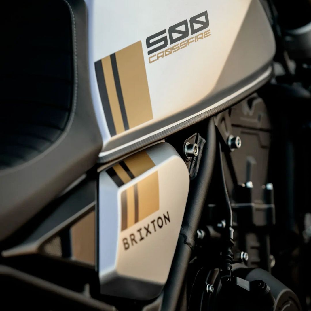 Brixton Crossfire 500 – Bullet Silver, stranski pogled na letališki stezi