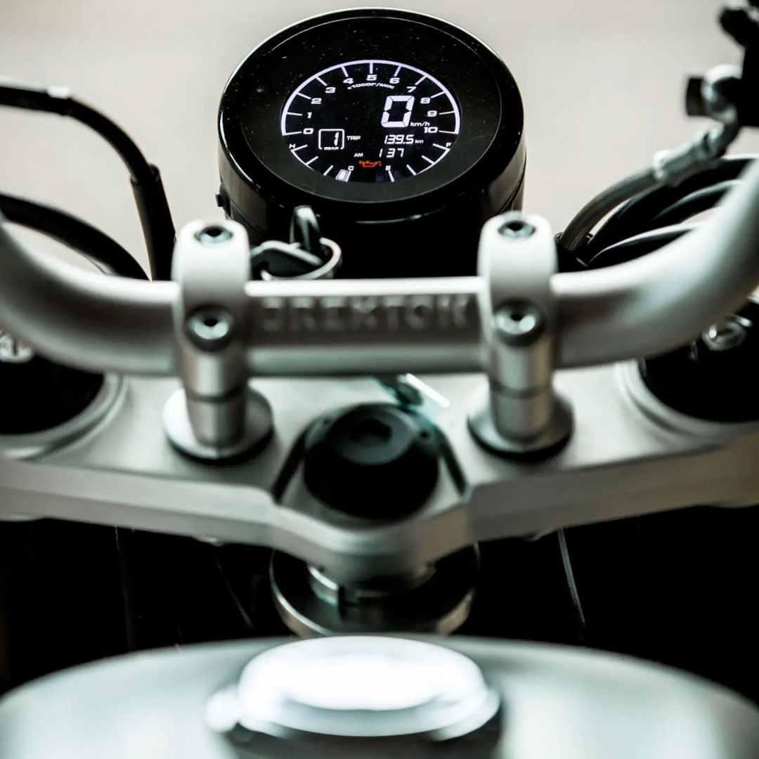 Brixton Crossfire 500 – Bullet Silver, stranski pogled na letališki stezi