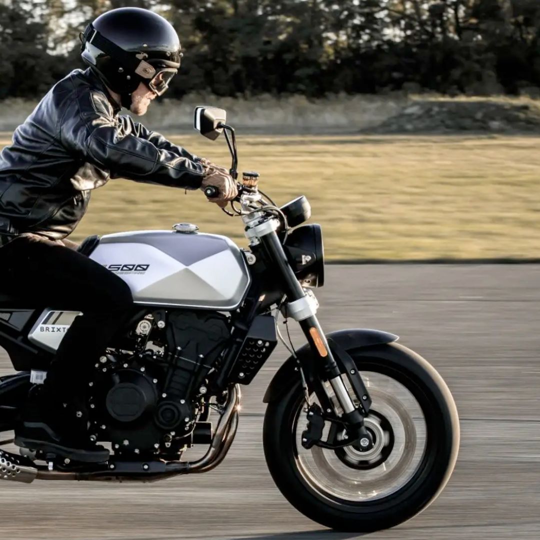 Brixton Crossfire 500 – Bullet Silver, stranski pogled na letališki stezi