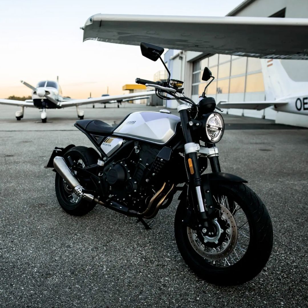 Brixton Crossfire 500 – Bullet Silver, stranski pogled na letališki stezi