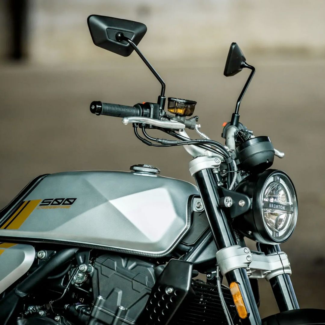 Brixton Crossfire 500 – Bullet Silver, stranski pogled na letališki stezi