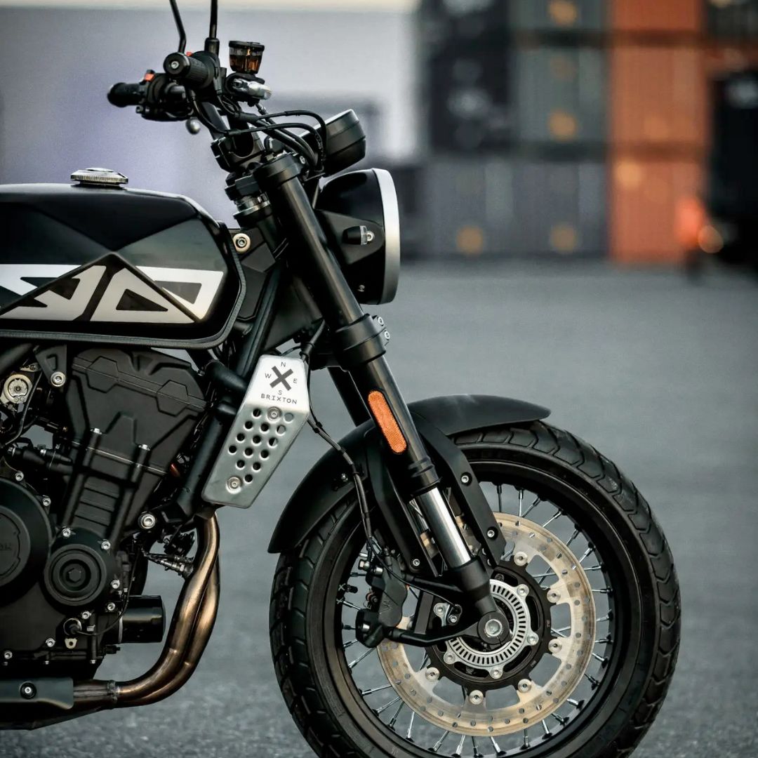 Dvovaljni motor (486 ccm) na Crossfire 500 X s celotnim izpušnim sistemom iz nerjavečega jekla