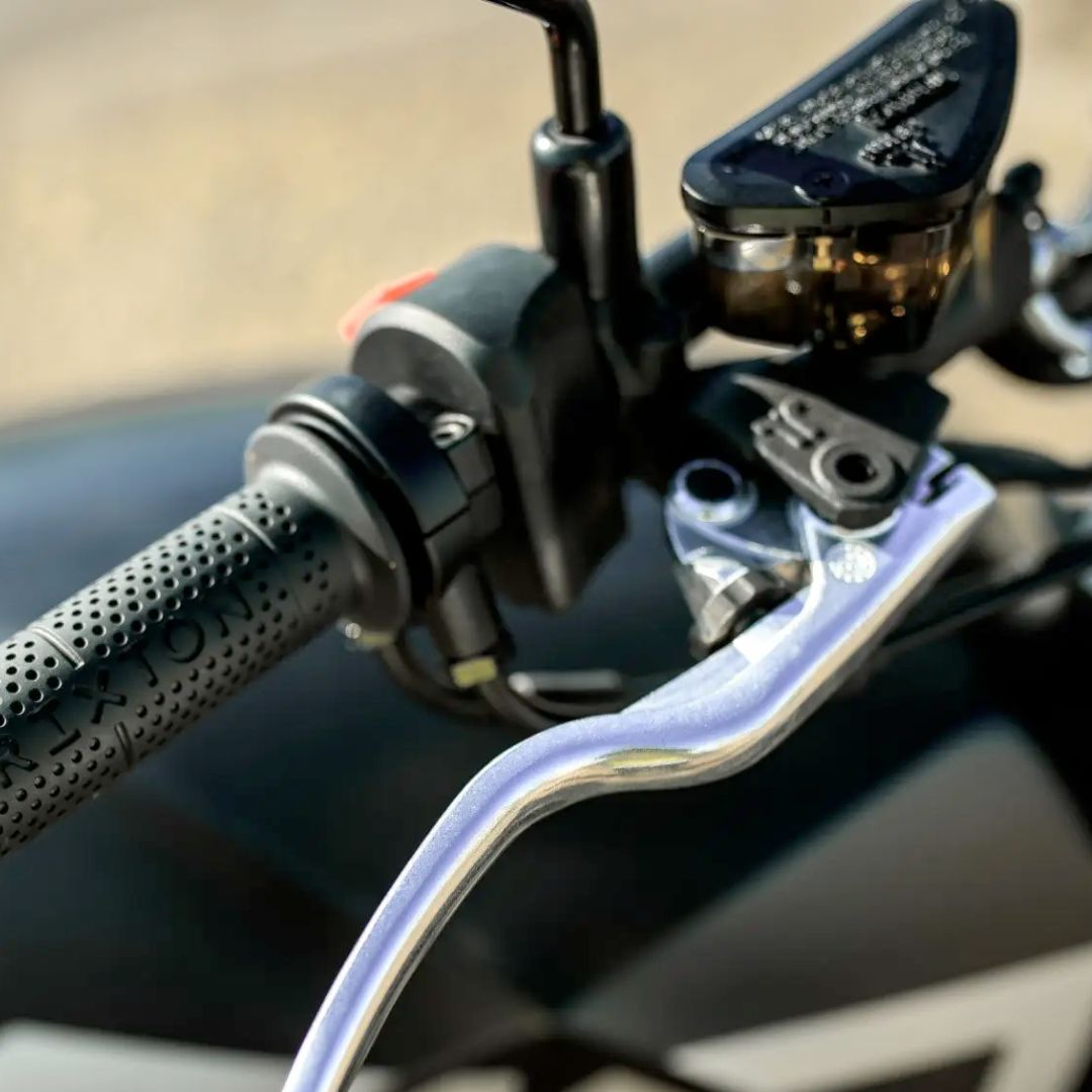 Dvovaljni motor (486 ccm) na Crossfire 500 X s celotnim izpušnim sistemom iz nerjavečega jekla