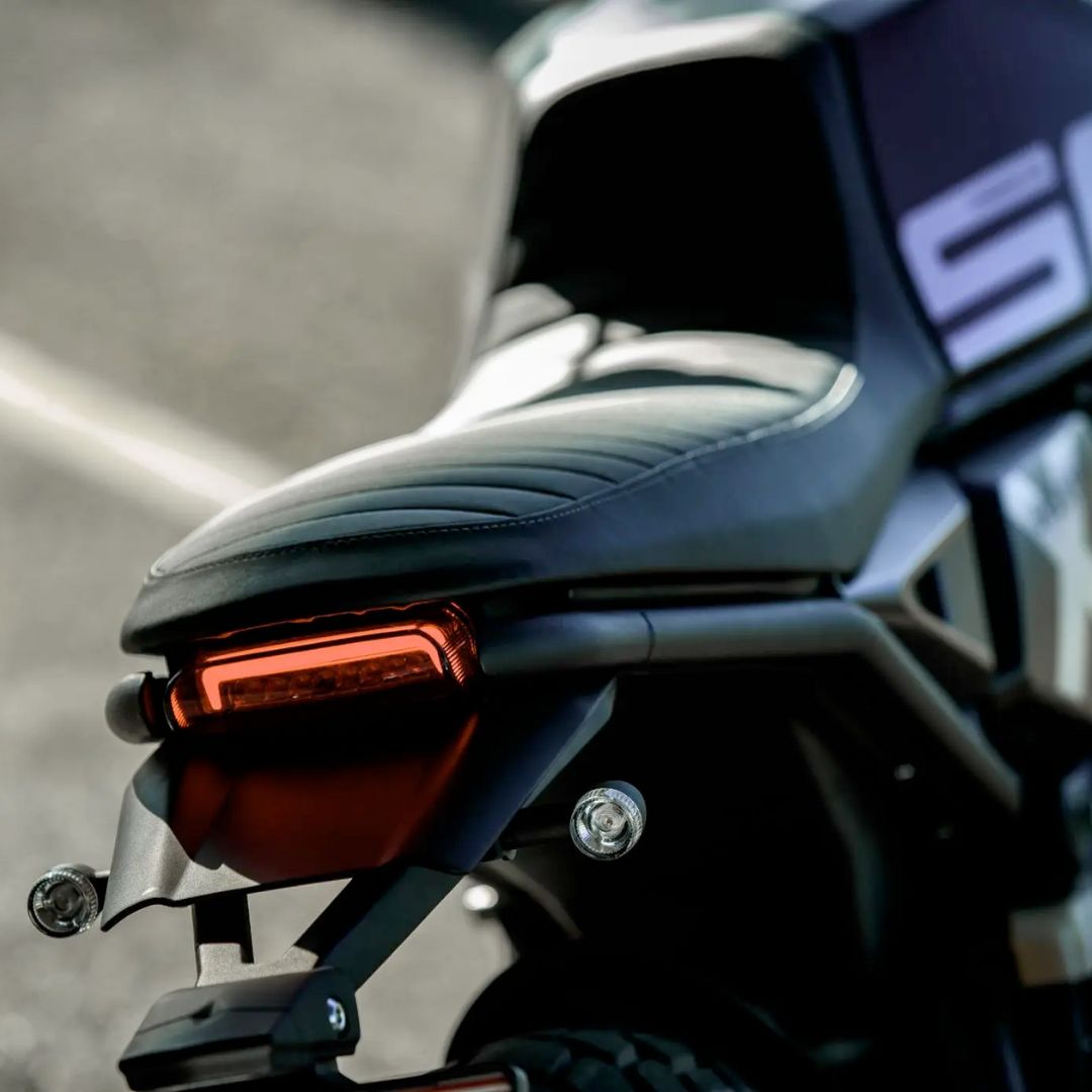 Dvovaljni motor (486 ccm) na Crossfire 500 X s celotnim izpušnim sistemom iz nerjavečega jekla