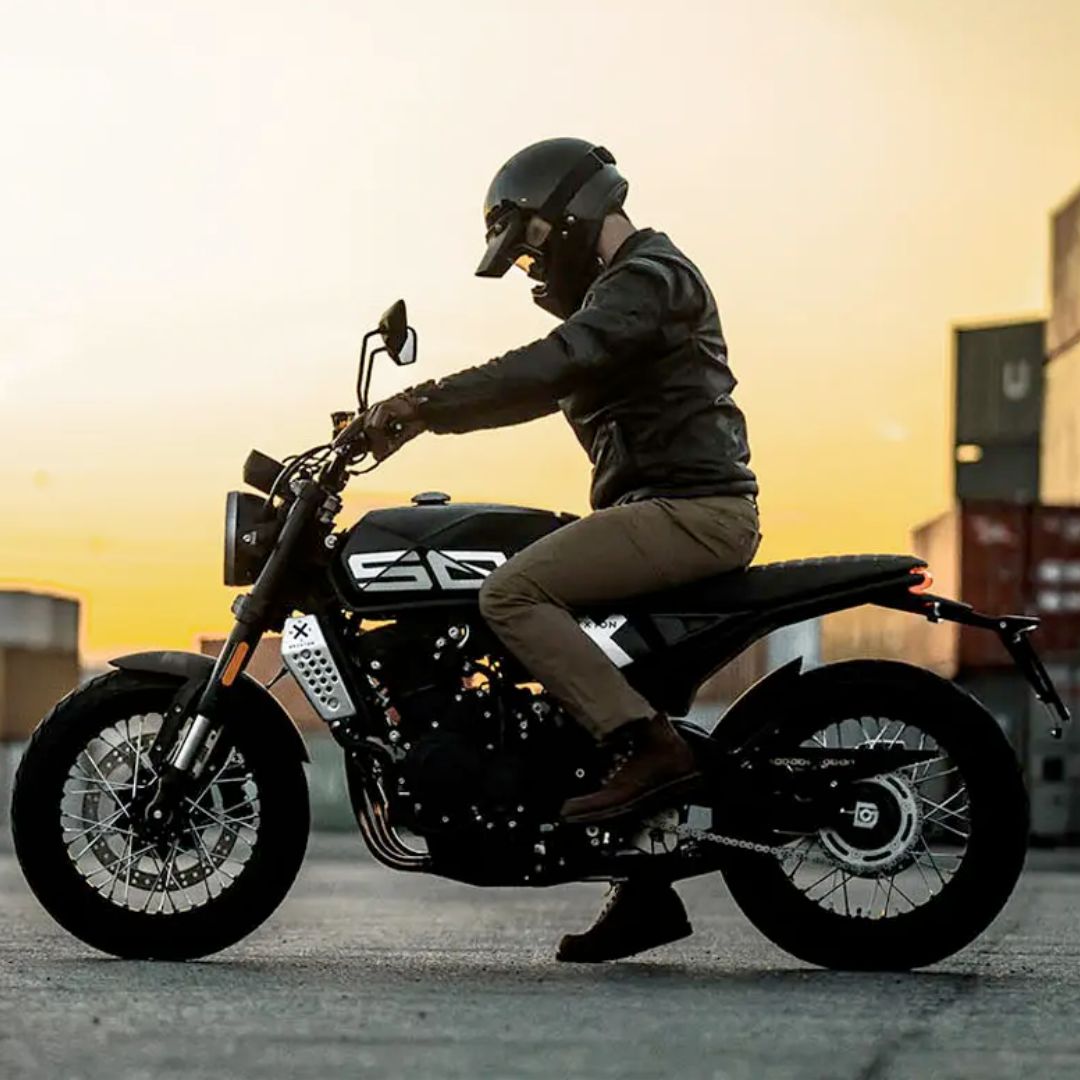 Dvovaljni motor (486 ccm) na Crossfire 500 X s celotnim izpušnim sistemom iz nerjavečega jekla