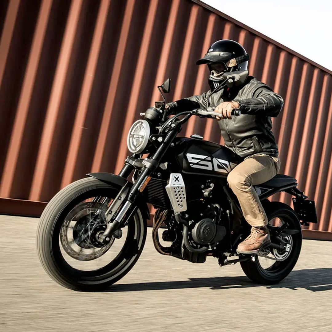 Dvovaljni motor (486 ccm) na Crossfire 500 X s celotnim izpušnim sistemom iz nerjavečega jekla