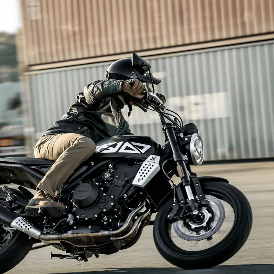 Dvovaljni motor (486 ccm) na Crossfire 500 X s celotnim izpušnim sistemom iz nerjavečega jekla