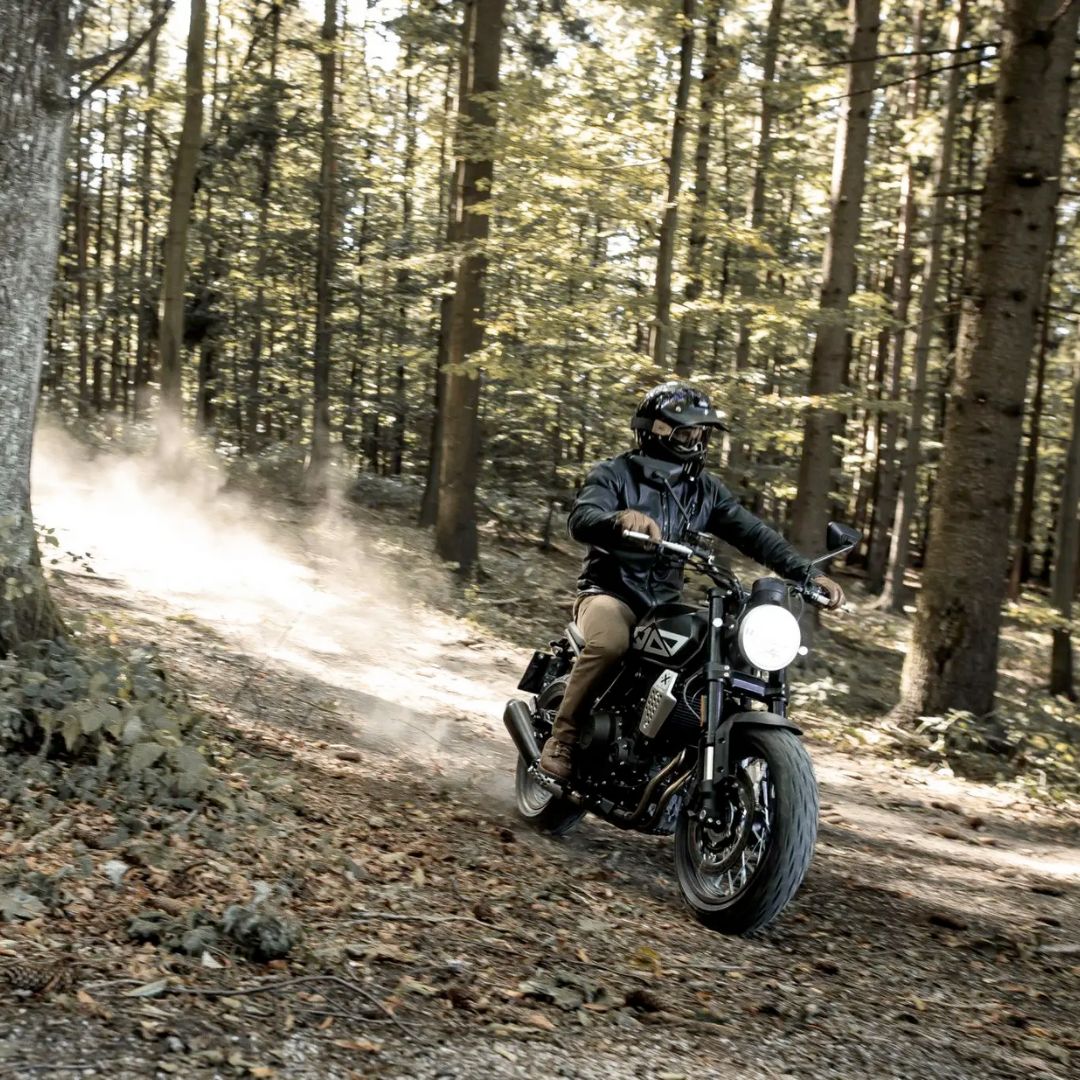 Dvovaljni motor (486 ccm) na Crossfire 500 X s celotnim izpušnim sistemom iz nerjavečega jekla