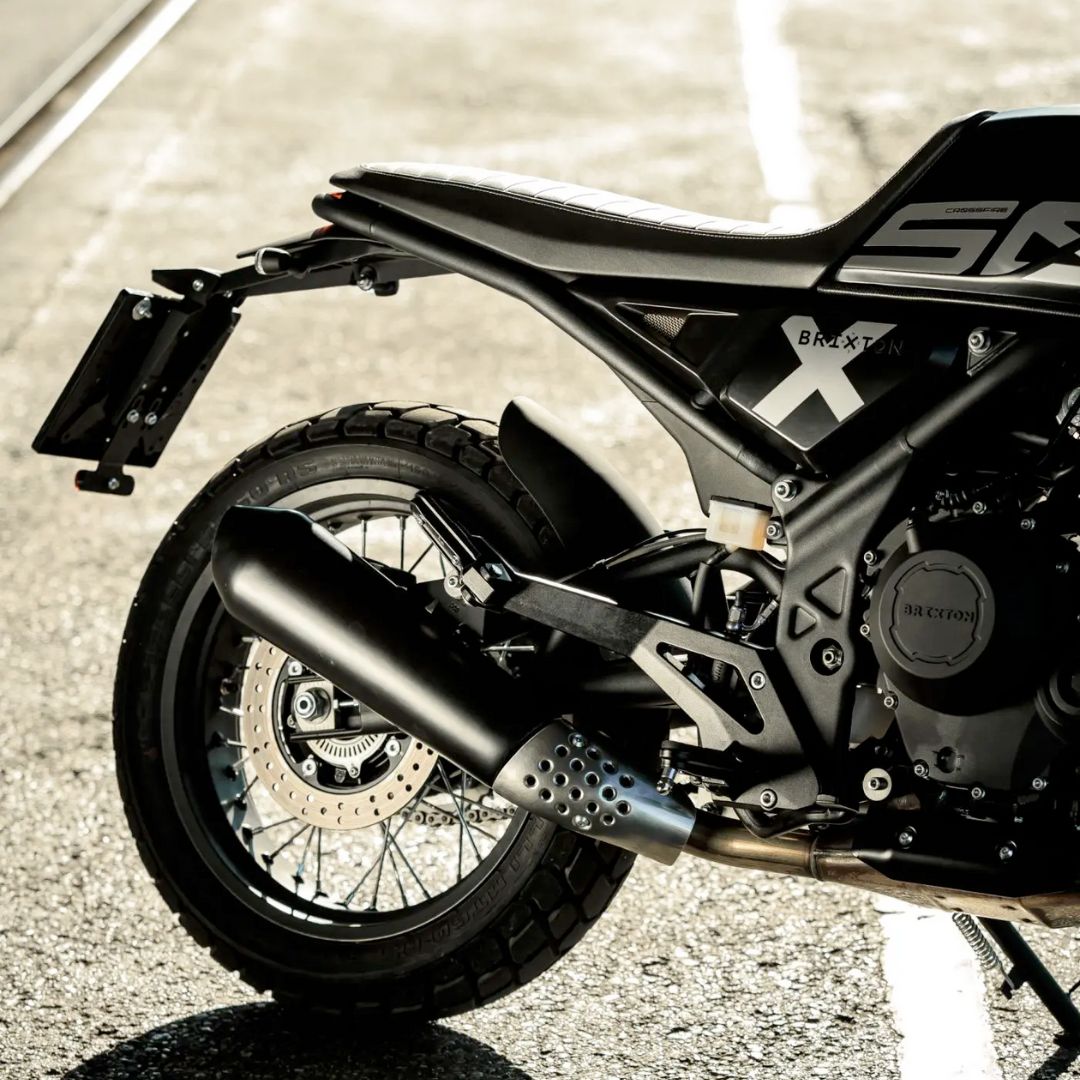 Dvovaljni motor (486 ccm) na Crossfire 500 X s celotnim izpušnim sistemom iz nerjavečega jekla