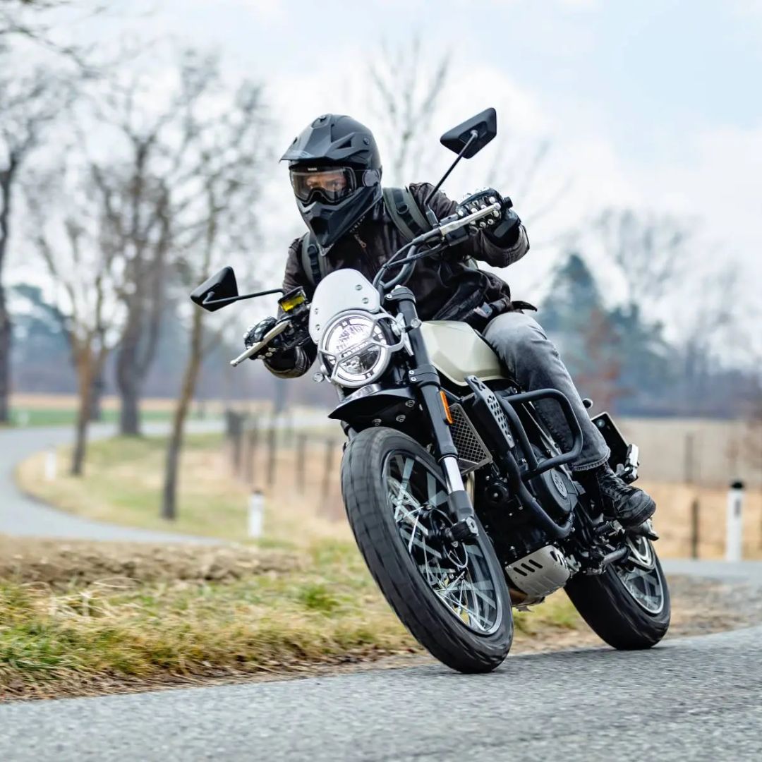 Nastavljivo KYB vzmetenje na Crossfire 500 XC, pripravljeno za terenske izzive