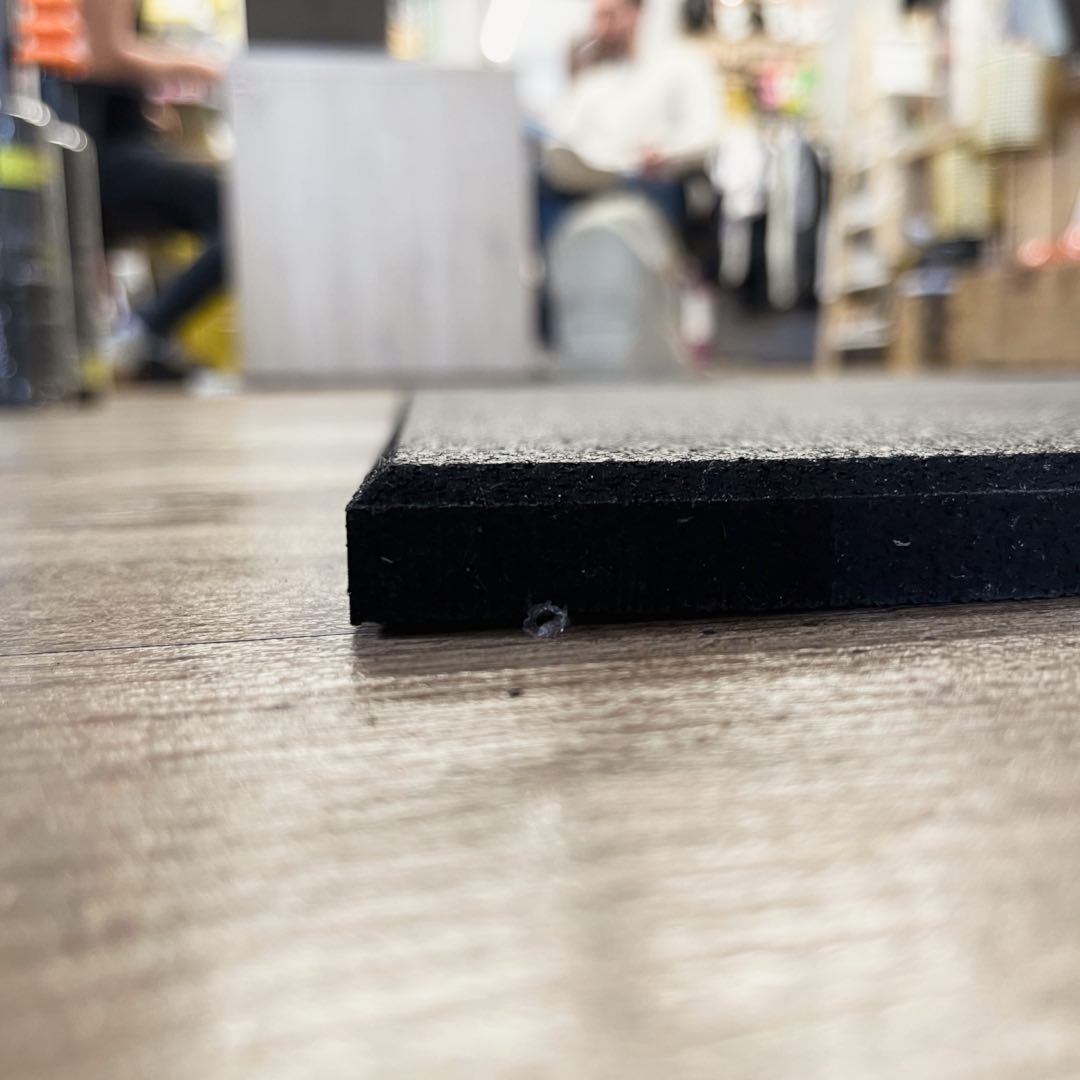 Gumirana fitnes plošča 15 ali 10 mm – črna, trpežna podlaga za vadbo in zaščito tal