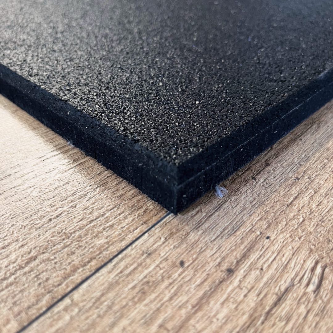 Gumirana fitnes plošča 15 ali 10 mm – črna, trpežna podlaga za vadbo in zaščito tal