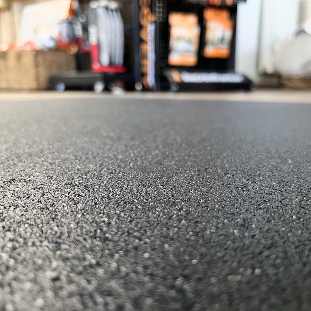 Gumirana fitnes plošča 15 ali 10 mm – črna, trpežna podlaga za vadbo in zaščito tal