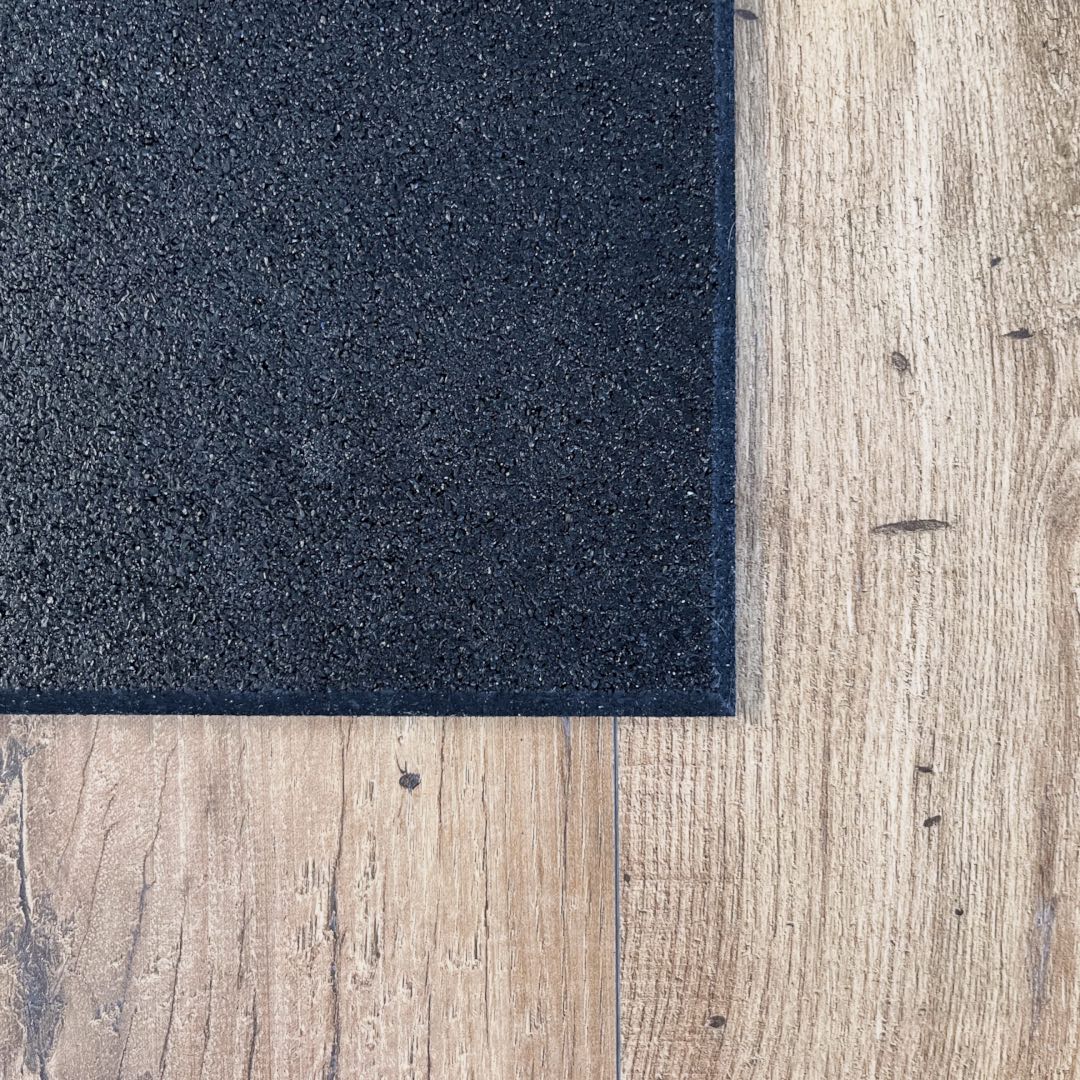 Gumirana fitnes plošča 15 ali 10 mm – črna, trpežna podlaga za vadbo in zaščito tal