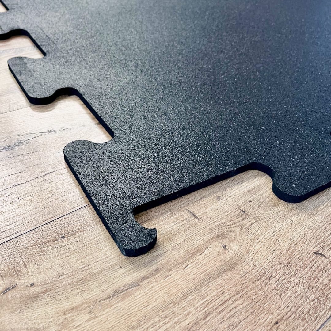 Gumirana puzzla 1 x 1 m x 10 mm | Črna | Enostavna namestitev in vrhunska zaščita tal! - slika 2