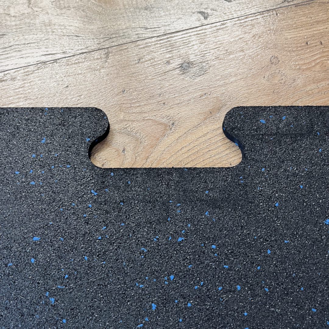 Gumirana puzzla 1 x 1 m x 10 mm z modrim EPDM – črna, protizdrsna podlaga za fitnes in zaščito tal