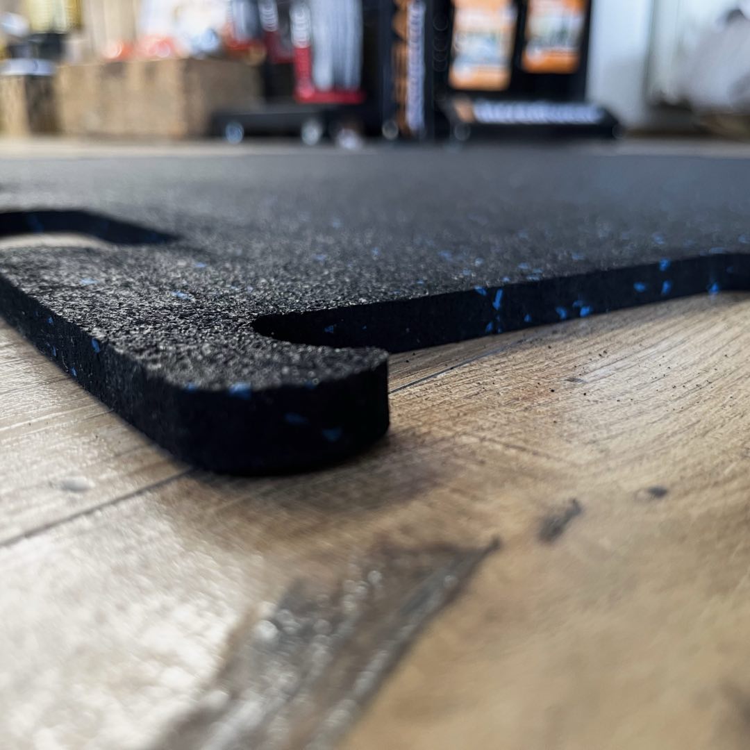 Gumirana puzzla 1 x 1 m x 10 mm z modrim EPDM – črna, protizdrsna podlaga za fitnes in zaščito tal