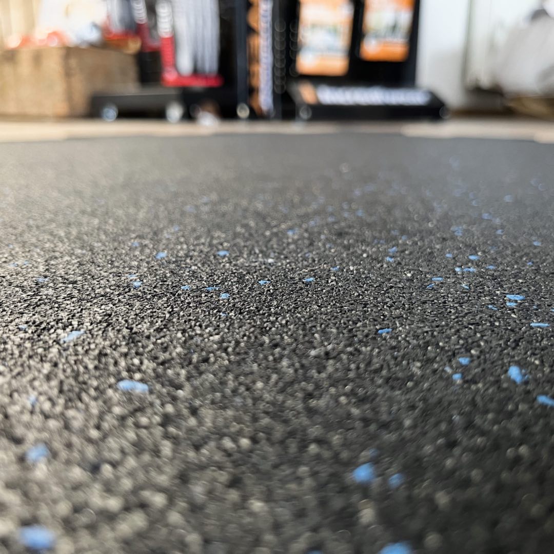 Gumirana puzzla 1 x 1 m x 10 mm z modrim EPDM – črna, protizdrsna podlaga za fitnes in zaščito tal