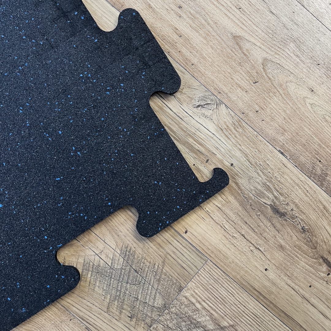 Gumirana puzzla 1 x 1 m x 10 mm z modrim EPDM – črna, protizdrsna podlaga za fitnes in zaščito tal