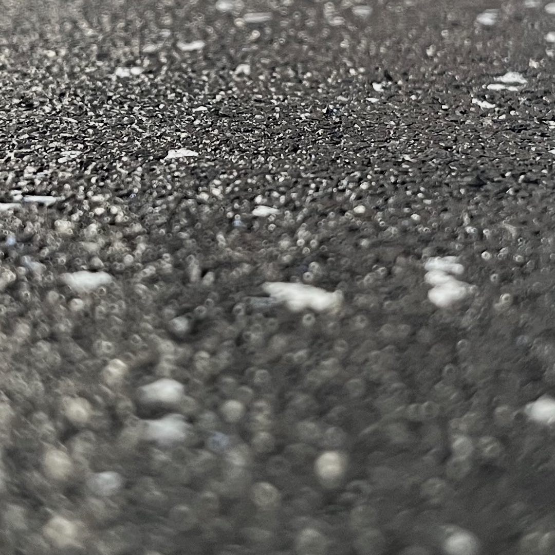 Gumirana puzzla 1 x 1 m x 10 mm s sivim EPDM – črna, protizdrsna podlaga za fitnes in zaščito tal