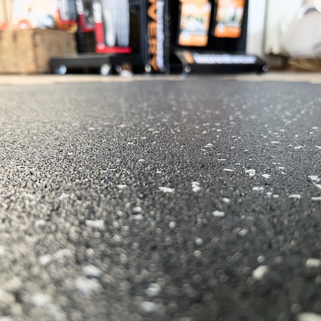 Gumirana puzzla 1 x 1 m x 10 mm s sivim EPDM – črna, protizdrsna podlaga za fitnes in zaščito tal