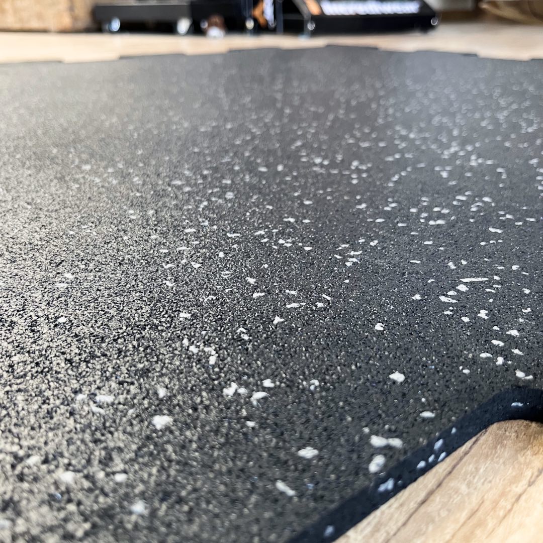 Gumirana puzzla 1 x 1 m x 10 mm s sivim EPDM – črna, protizdrsna podlaga za fitnes in zaščito tal