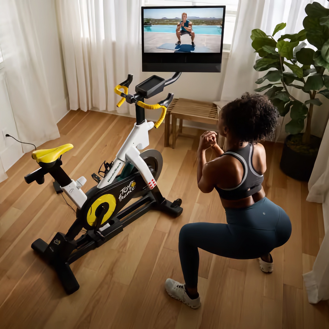 NordicTrack Tour de France Indoor Bike – dirkalno sobno kolo s 24-palčnim HD zaslonom in iFIT tehnologijo za realistično vadbo