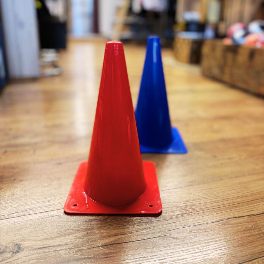 Stožci za vadbo 32 cm – modri in rdeči plastični stožci s kvadratno podlago