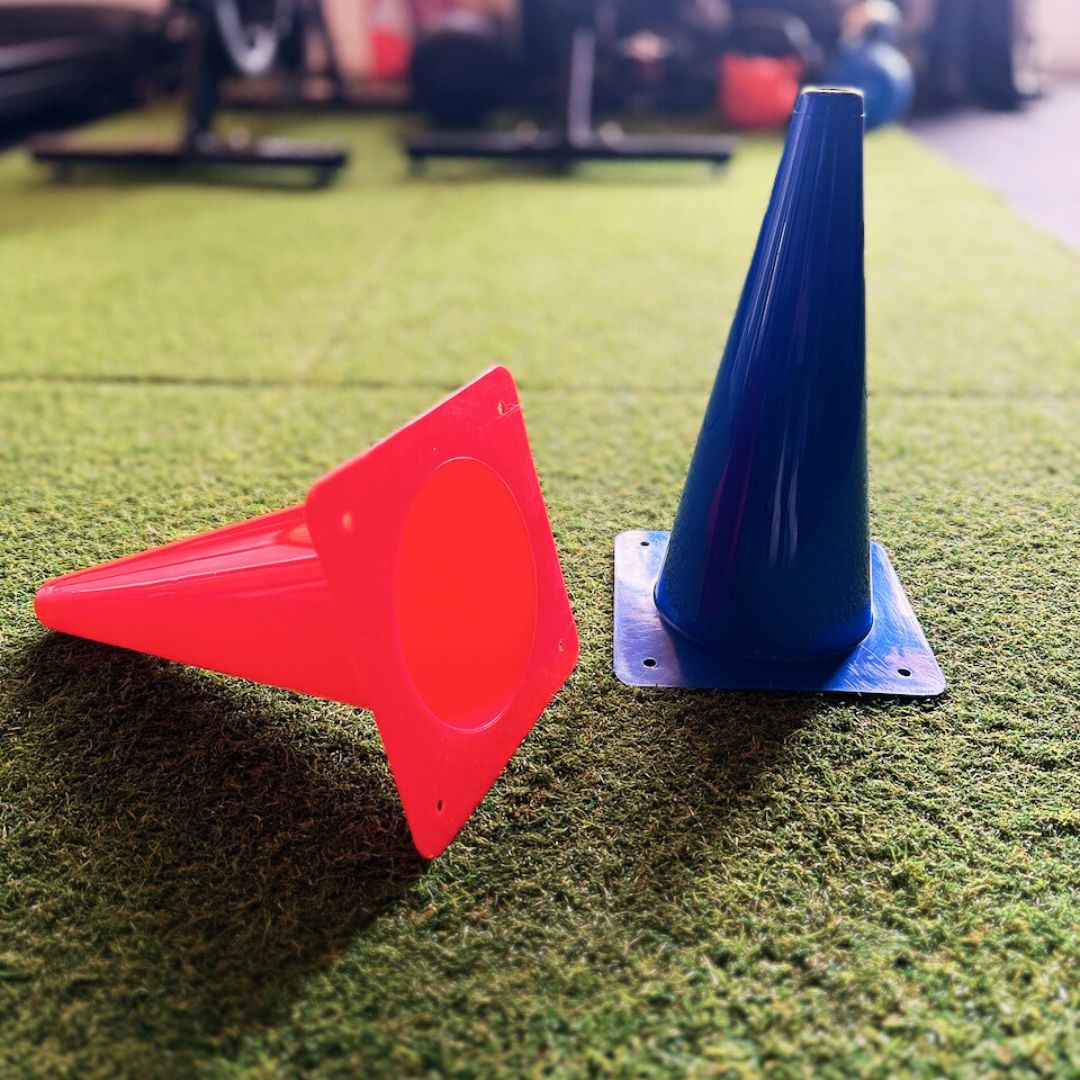 Stožci za vadbo 32 cm – modri in rdeči plastični stožci s kvadratno podlago