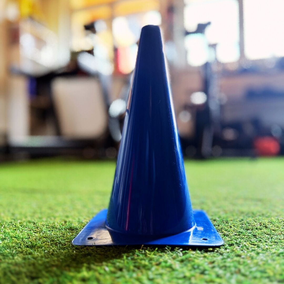 Stožci za vadbo 32 cm – modri in rdeči plastični stožci s kvadratno podlago