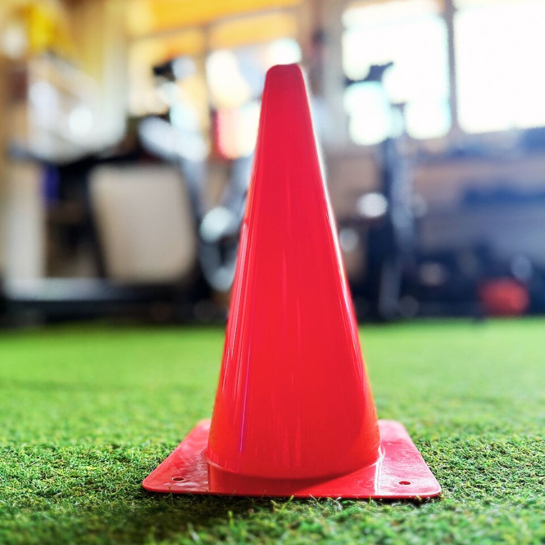 Stožci za vadbo 32 cm – modri in rdeči plastični stožci s kvadratno podlago