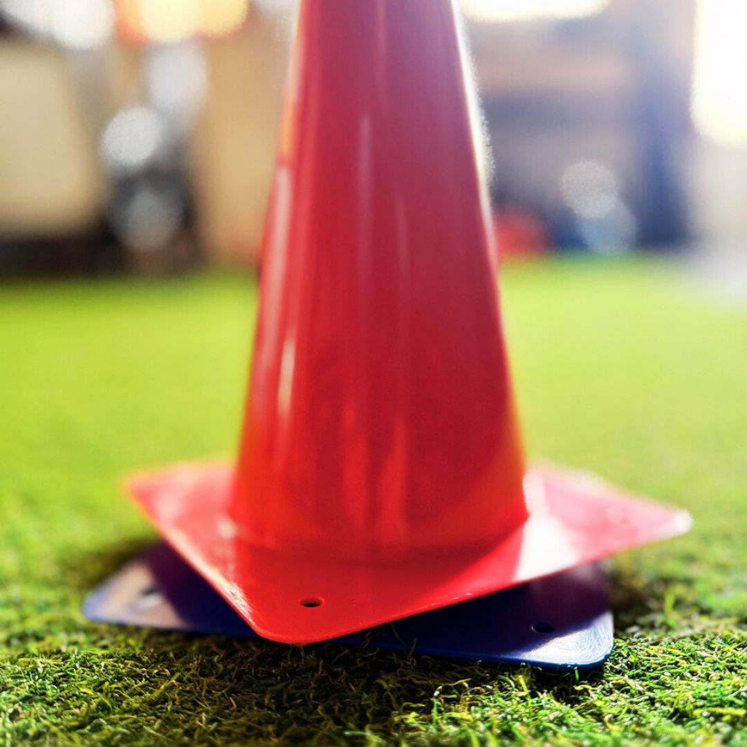 Stožci za vadbo 32 cm – modri in rdeči plastični stožci s kvadratno podlago
