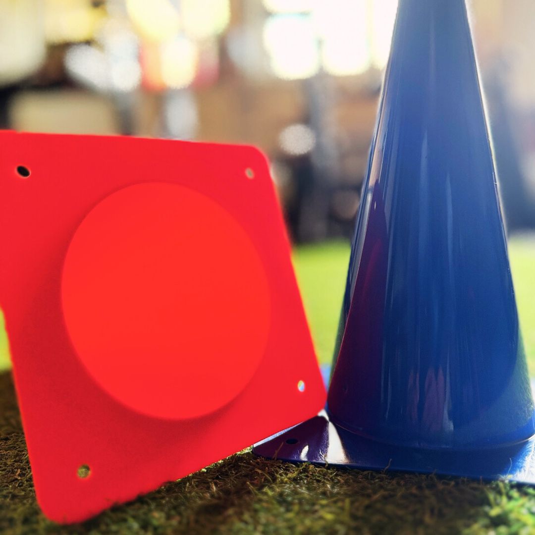Stožci za vadbo 32 cm – modri in rdeči plastični stožci s kvadratno podlago